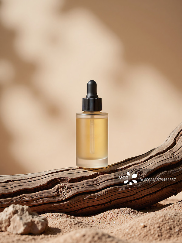 一个透明的精华液瓶图片素材