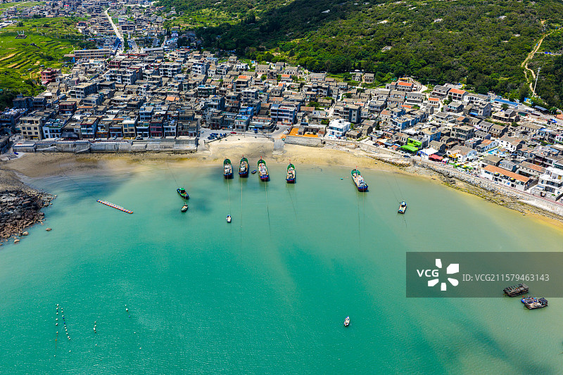 航拍平潭东美村碧海蓝天下的渔港风情仙人井景区图片素材