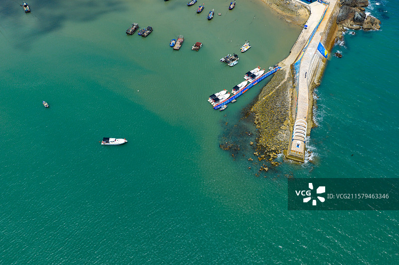 航拍平潭东美村碧海蓝天下的渔港风情仙人井景区图片素材