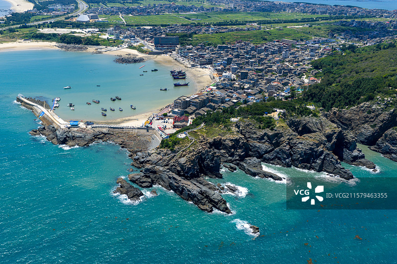 航拍平潭东美村碧海蓝天下的渔港风情仙人井景区图片素材