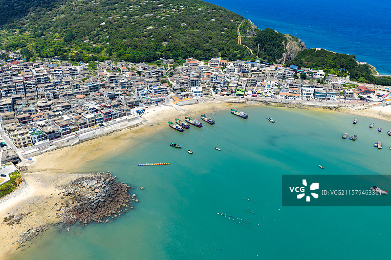 航拍平潭东美村碧海蓝天下的渔港风情仙人井景区图片素材