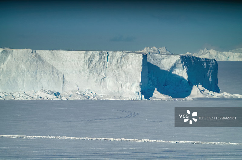 南极冬季，海面封冻，被海冰困住的冰山图片素材