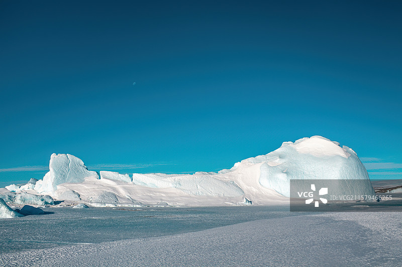 南极冬季，海面封冻，被海冰困住的冰山图片素材