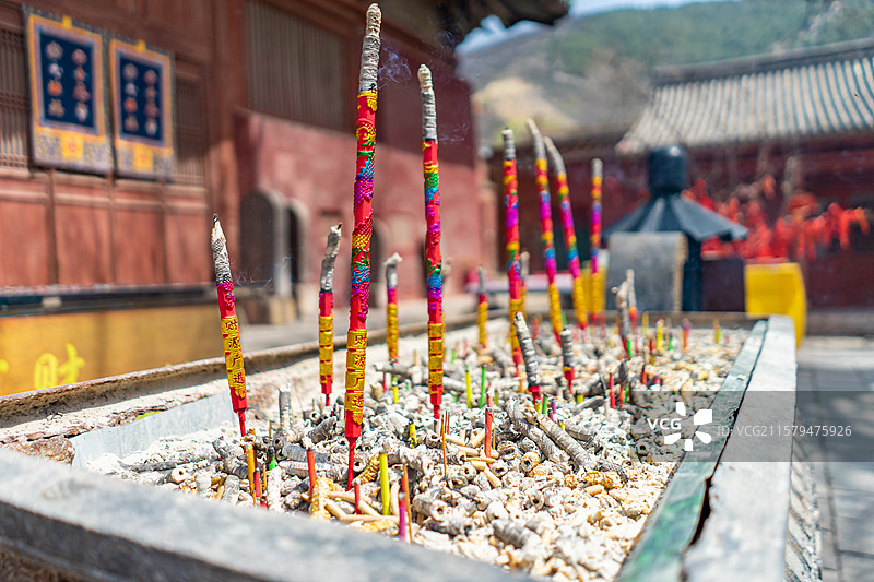 中国山西临汾洪洞县广胜寺旅游风景区，下寺后大殿大雄宝殿门口香炉里燃烧的香火，户外白昼无人图像摄影图片素材