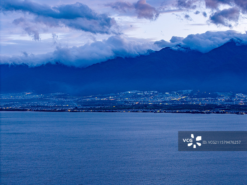 大理洱海的蓝调时刻图片素材