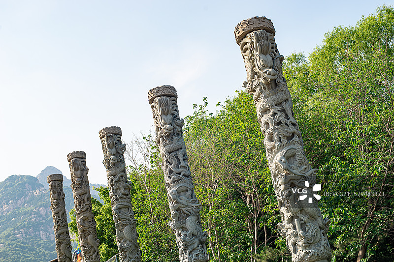 中国山东泰安著名景点泰山旅游风景区，天外村天地广场石雕碑记和十二位皇帝龙纹柱子，户外无人图像静物摄影图片素材