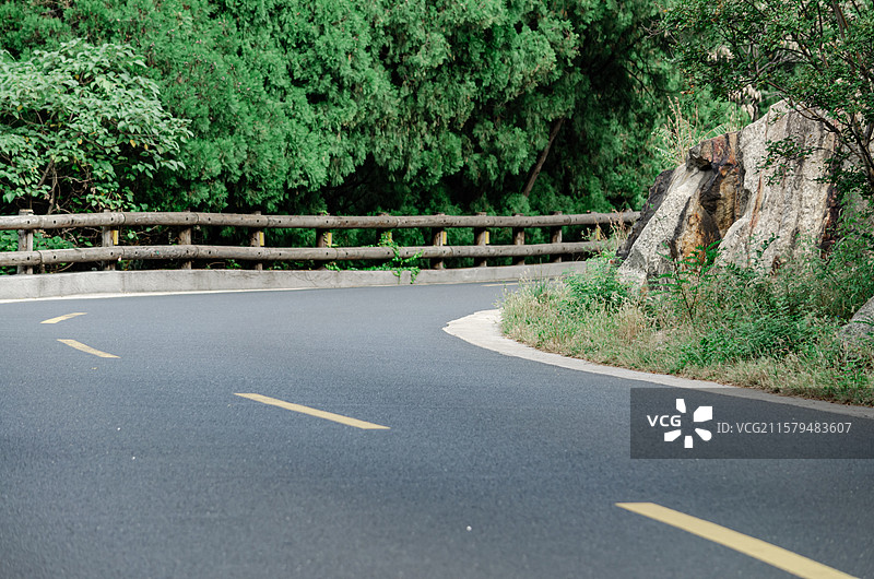 中国自然风光拍摄主题，山东泰安泰山天外村风景区，绿色的山脉蓝色天空和蜿蜒的盘山路，户外白昼无人图像摄图片素材