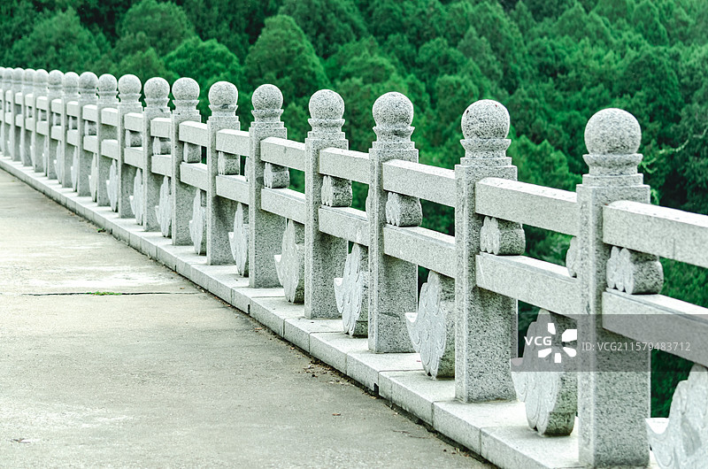 中国自然风光拍摄主题，山东泰安泰山天外村风景区，龙潭水库堤坝，大理石的护栏围栏，户外白昼无人图像摄影图片素材