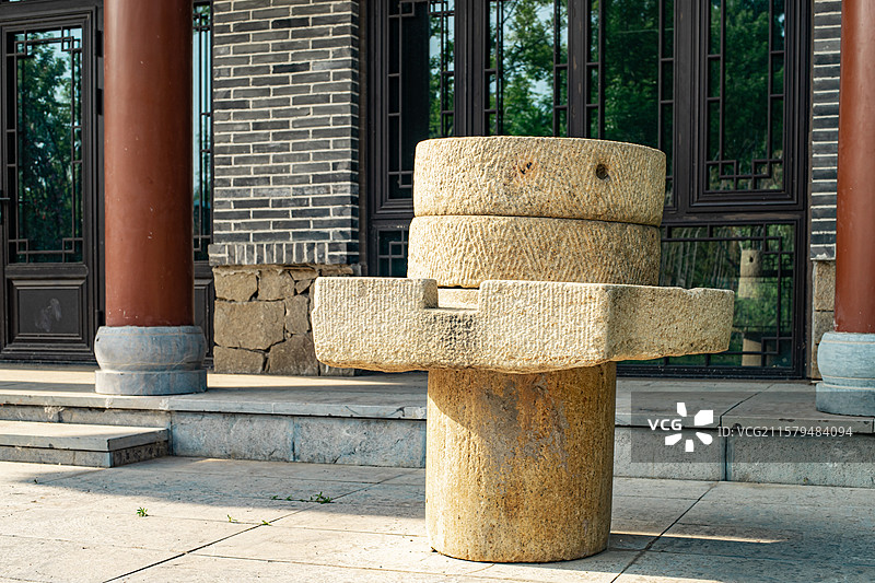 中国农村农民设备用品拍摄主题，巨大的岩石磨盘农具，户外白昼无人图像摄影图片素材