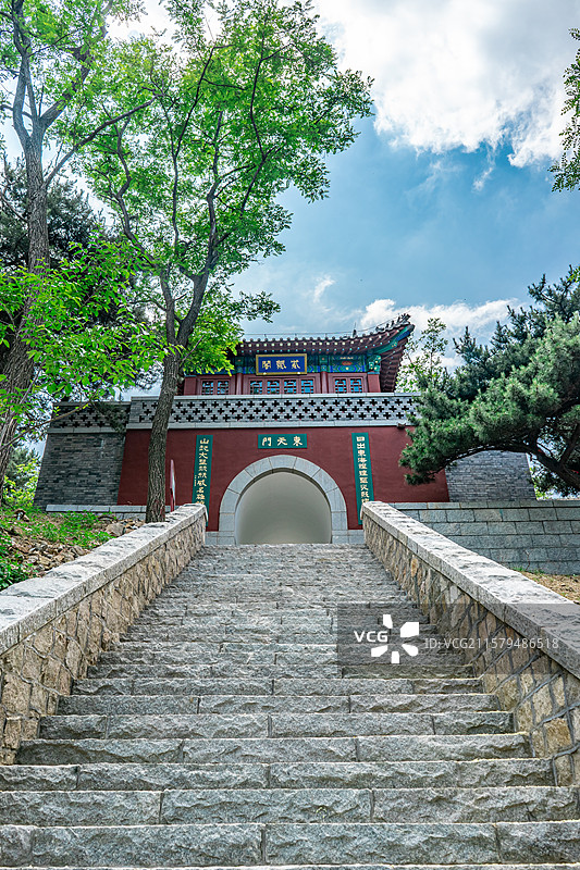 中国自然风光拍摄主题，山东省泰安泰山汉东御道风景区，古典式建筑东天门城楼，户外白昼无人图像摄影图片素材