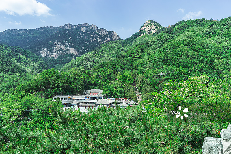 中国自然风光拍摄主题，山东泰安著名景点泰山风景区，中天门眺望宏伟的山脉和中天门客运站，户外白昼无人图图片素材