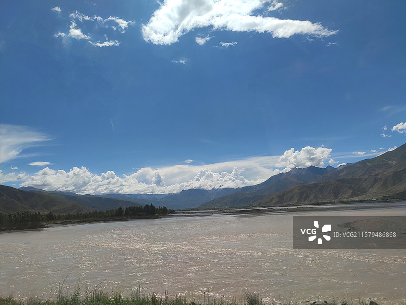 西藏山南旅途中的风景图片素材