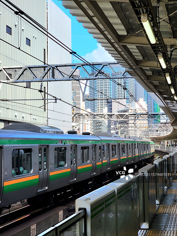 日本东京都神田站，正在通过的JR东日本的东海道本线电车图片素材