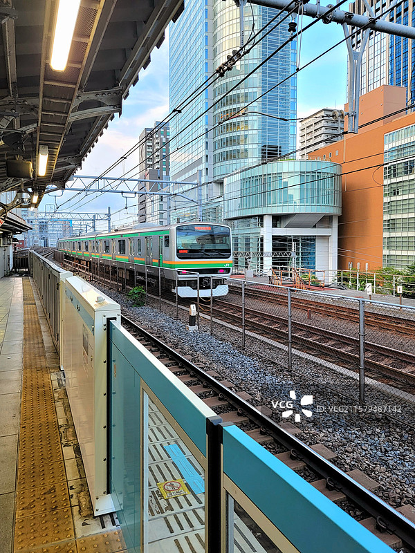 日本东京都神田站，正在通过的JR东日本的东海道本线电车图片素材