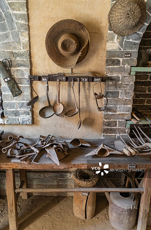 中国鲁班发明的各种农业木工农具工具，墙上的油灯架子铜笊勺子笊篱安全帽草帽西瓜锹，户外白昼无人图像摄影图片素材