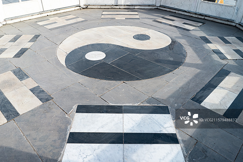 中国山西临汾洪洞县大槐树寻根祭祖园旅游景区著名景点，景区北门城门前的八卦图，户外白昼无人图像摄影图片素材