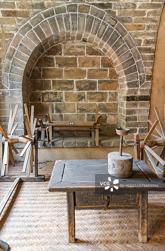 中国鲁班发明的各种农业木工农具工具，农村的火炕上的织布机和桌子，室内无人图像摄影图片素材