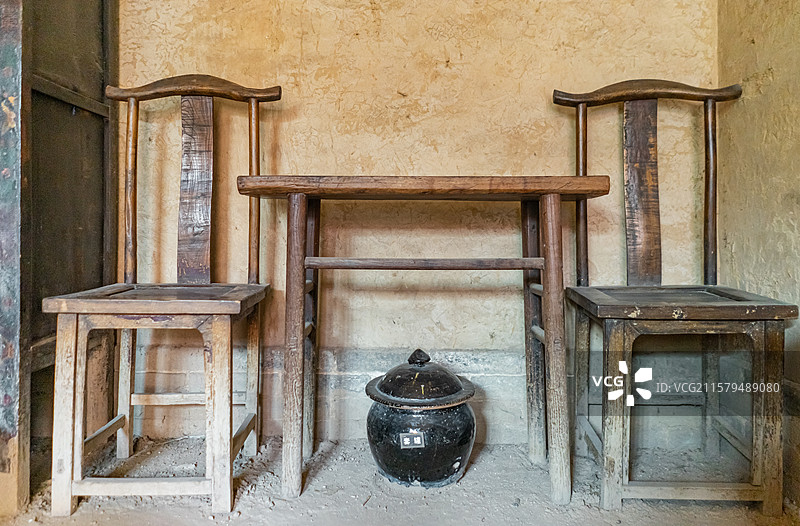 中国传统历史乡村风格生活用品拍摄主题，古老的太师椅椅子和下面的罐子，室内无人图像摄影图片素材