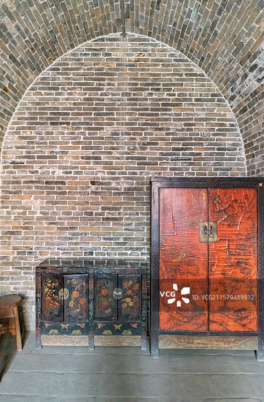 中国陕西山西宁夏甘肃西北黄土高坡房屋建筑，墙上悬挂的木雕牌子和古老的太师椅，室内无人图像摄影图片素材