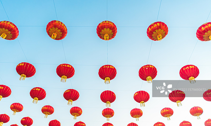 中国传统文化传统节日拍摄主题，灯会上的中国古典式中国大红灯笼，户外白昼无人图像摄影图片素材