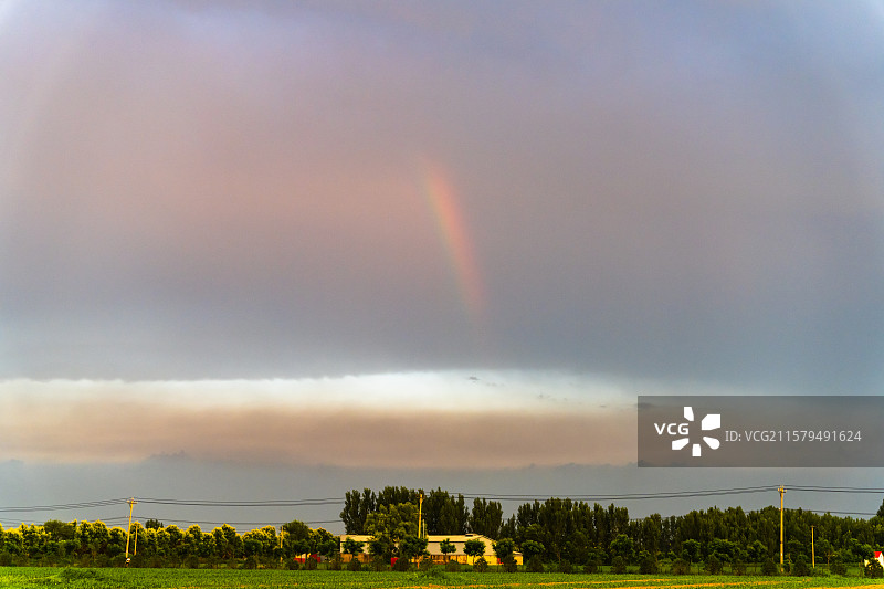 雨后天空出现漂亮的彩虹图片素材