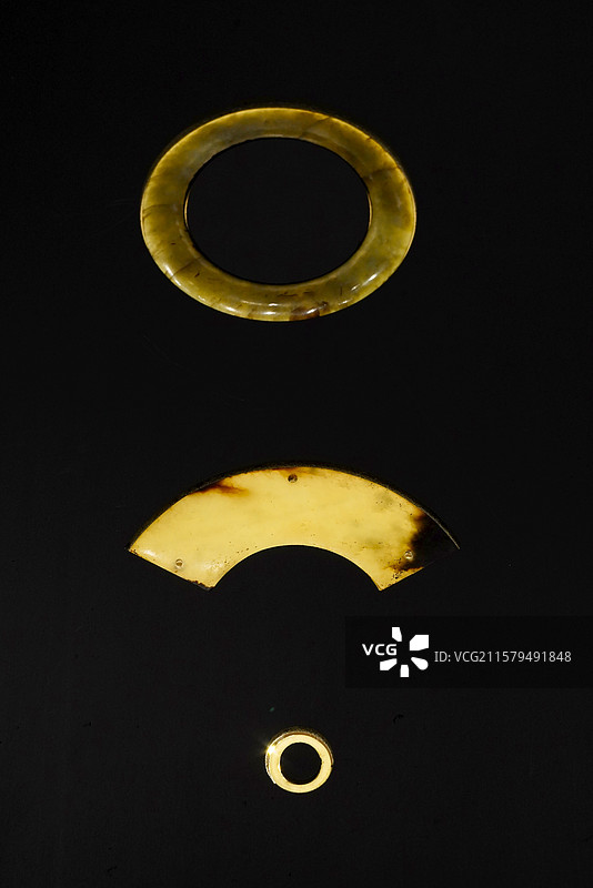 北京市丰台区大葆台遗址博物馆西汉广阳王陵刘建墓黄肠题凑陪葬品玉璜玉环图片素材