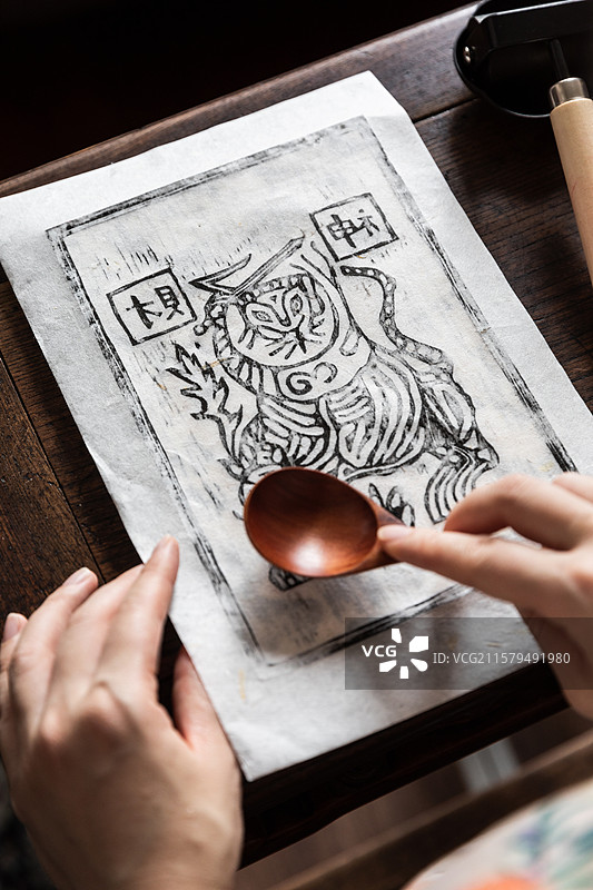 非遗技艺木板刻画云南甲马图片素材