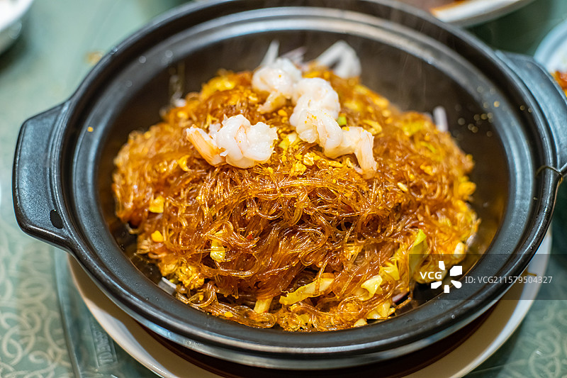 中国餐饮行业饮食产业，传统经典中国食品，一盘子虾仁粉丝煲，室内无人图像图片素材