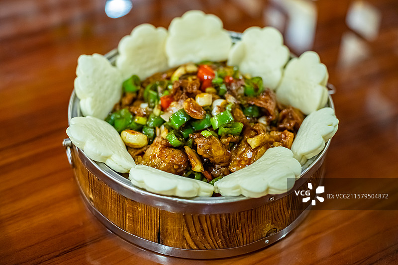 中国餐饮行业饮食产业，传统经典中国食品，美食拍摄主题，一盘子回锅肉辣椒炒肉美食特写，室内无人图像图片素材