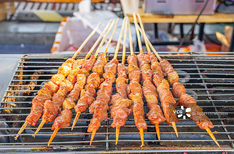 中国饮食产业拍摄主题庙会货摊零售展示，街道货摊烧烤，炉子上的烤羊肉串鸭肉串，户外白昼无人图像摄影图片素材