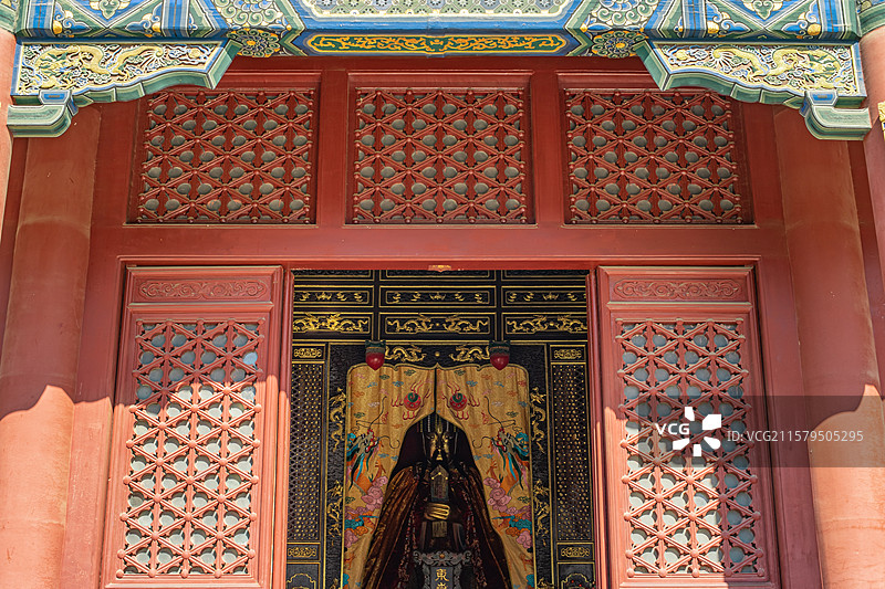 中国山东泰安泰山旅游景区著名景点，岱庙天贶殿里的泰山神东岳大帝玉皇大帝雕像，室内无人图像摄影图片素材