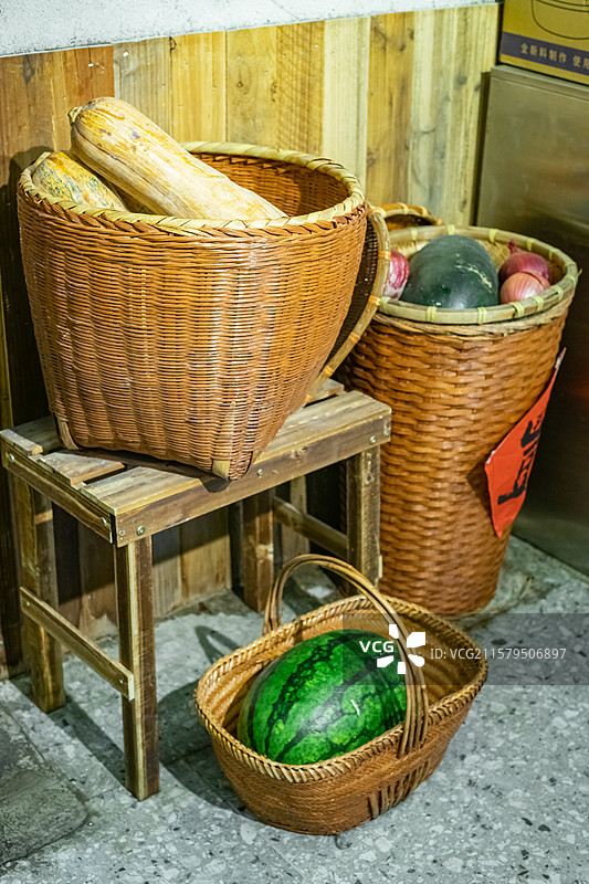 中国餐饮行业饮食产业，传统经典食品，美食拍摄主题，竹篮子里一个巨大的西瓜，室内无人图像图片素材