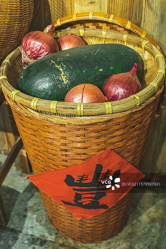 中国餐饮行业饮食产业，传统经典食品，美食拍摄主题，竹篮子里一堆冬瓜和洋葱，室内无人图像图片素材