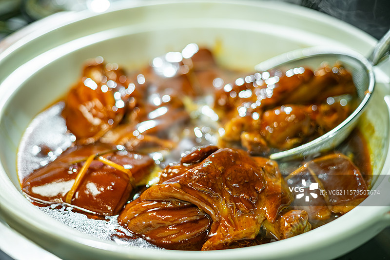 中国餐饮行业饮食产业传统经典中国食品美食拍摄主题，一锅巨大的东坡肉红烧肉和大肘子，室内无人图像图片素材