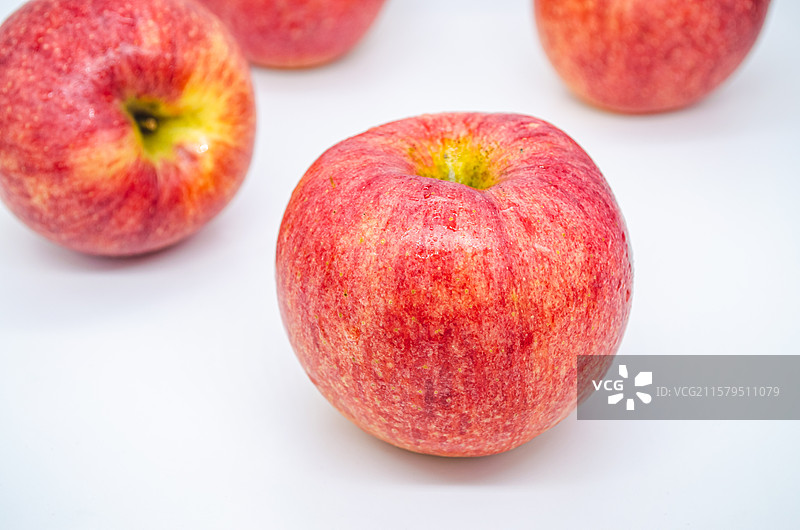 中国水果饮食产业影棚拍摄拍摄主题，几个橘黄色红富士红星国光红玉红将军爵士乔纳金苹果，室内无人图像摄影图片素材