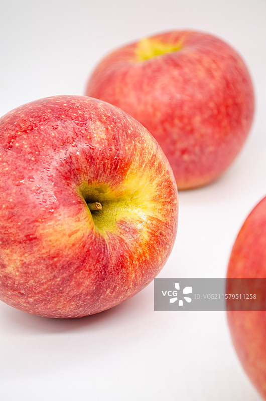 中国水果饮食产业影棚拍摄拍摄主题，几个橘黄色红富士红星国光红玉红将军爵士乔纳金苹果，室内无人图像摄影图片素材