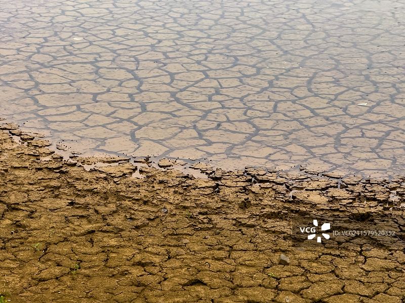 龟裂的地面纹路图片素材