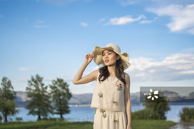 云南大理洱海边的美女女生度假旅游风光图片素材