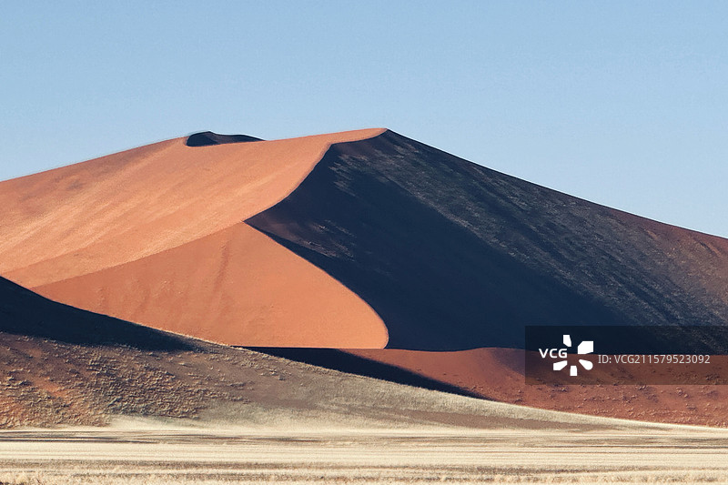纳米比亚红色沙漠：八百万年的沙漠在清晨的阳光下，呈现出几何光影图片素材