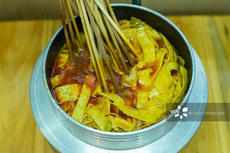 中国餐饮行业饮食产业，传统经典中国食品，美食拍摄主题，一锅涮肚毛肚，室内无人图像图片素材