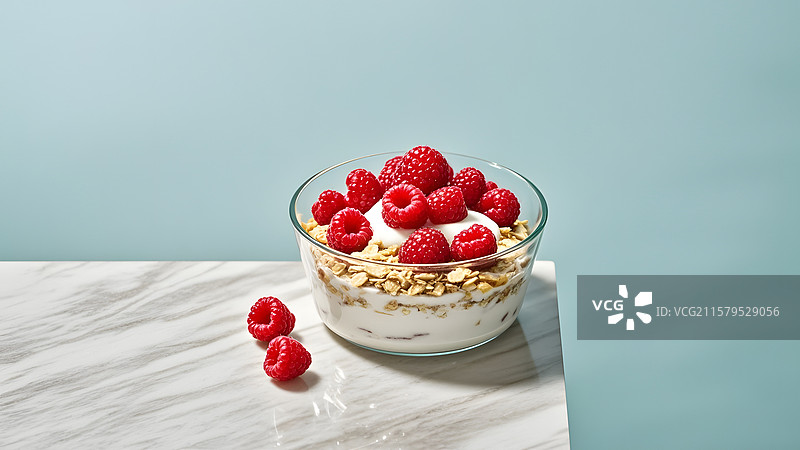 白色大理石台面上的树莓酸奶碗图片素材