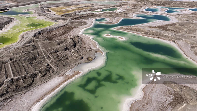 航拍青海大柴旦翡翠湖图片素材