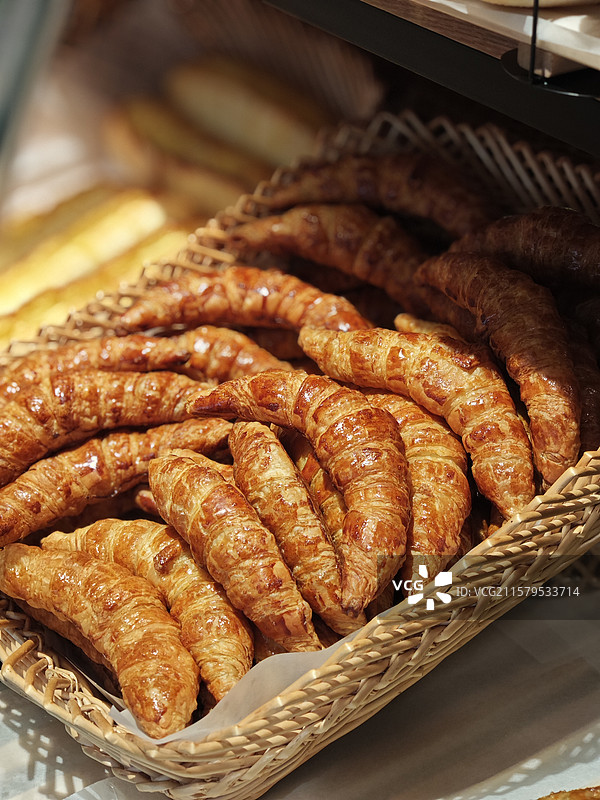 永辉超市刚出炉的羊角包图片素材