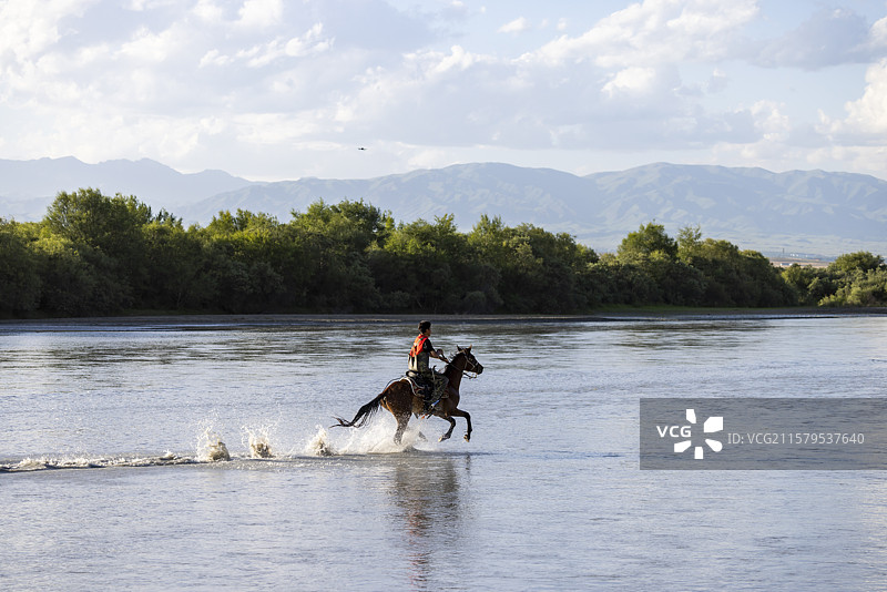 新疆昭苏天马浴河表演图片素材