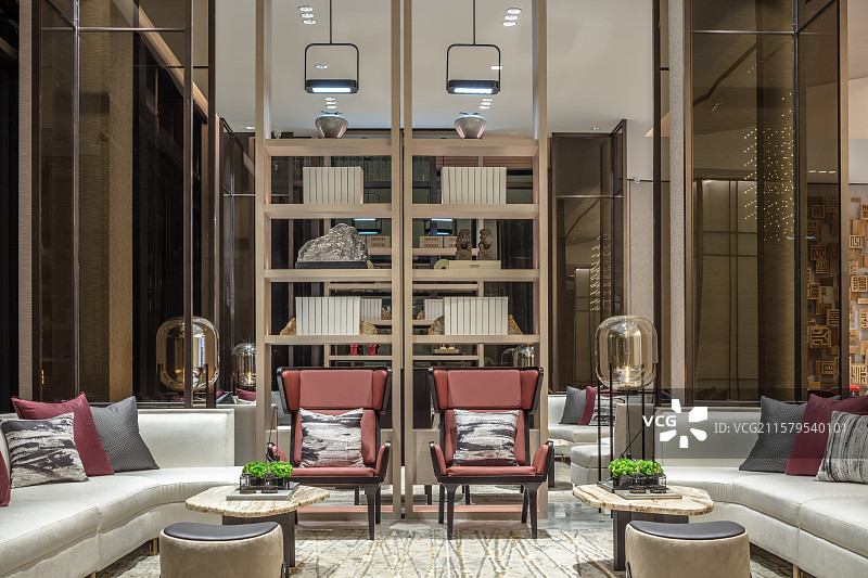 红色单椅与竖向格架背景洽谈休息区图片素材