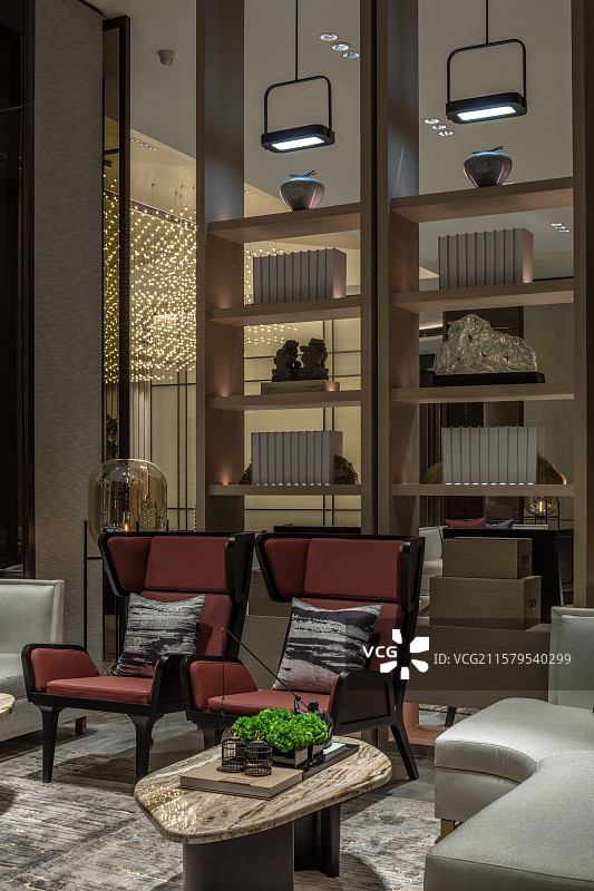 红灰色单椅与高柜背景营造的接待会客氛围图片素材