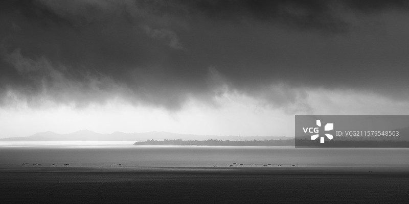 归航 。强台风即将来袭，出海的船只们开足马力，奔向避风的港湾图片素材