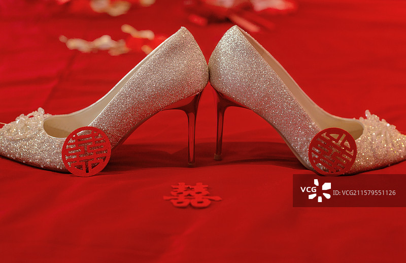 婚床上的婚鞋特写图片素材