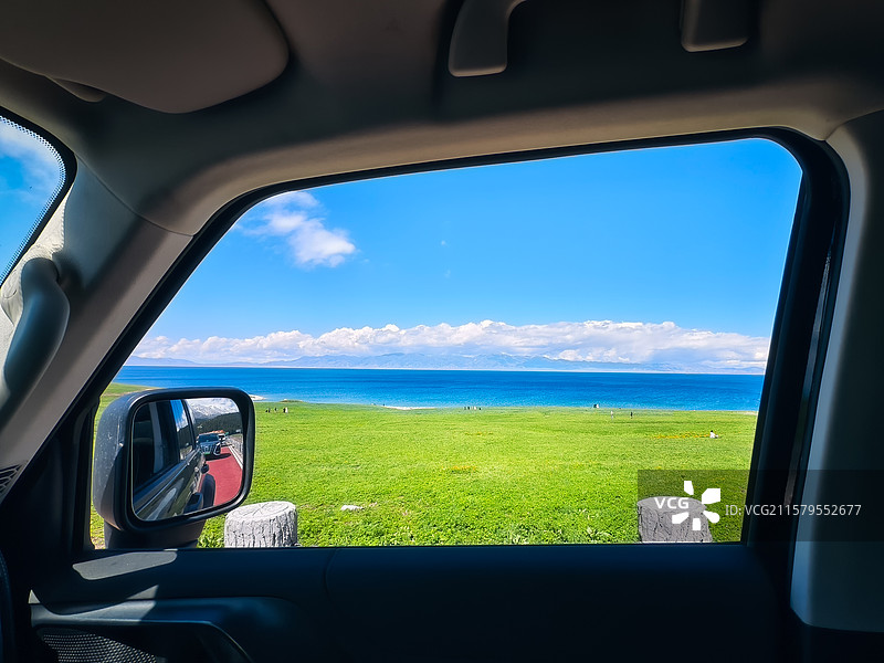 车窗中的赛里木湖图片素材