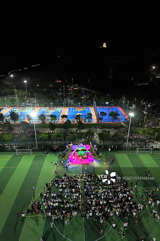 宝盖山姑嫂塔山下的草坪音乐会图片素材